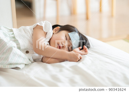 4 歲兒童靠熱休息（感冒、生病、缺勤、睡眠、育兒、育兒） 90341624