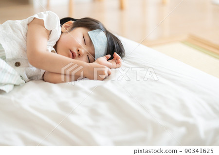 4 歲兒童靠熱休息（感冒、生病、缺勤、睡眠、育兒、育兒） 90341625