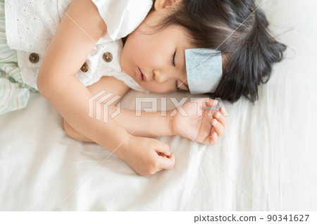 4 歲兒童靠熱休息(感冒、生病、缺勤、睡眠、育兒、育兒) 4 歲兒童靠熱休息(感冒、生病、缺勤、睡眠、育兒、育兒) 90341627