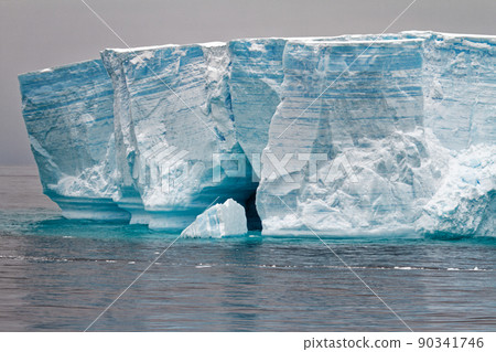 Antartica - Tabular Iceberg in Bransfield Strait Antartica - Tabular Iceberg in Bransfield Strait 90341746