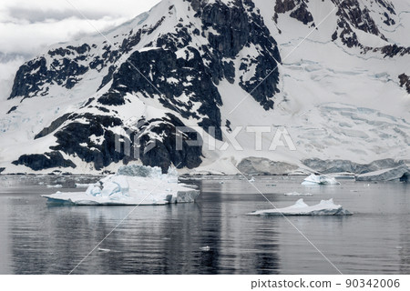 Cruising in Antarctica - Fairytale landscape Cruising in Antarctica - Fairytale landscape 90342006