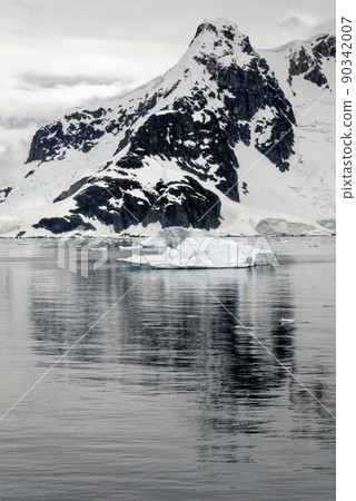 Cruising in Antarctica - Fairytale landscape Cruising in Antarctica - Fairytale landscape 90342007