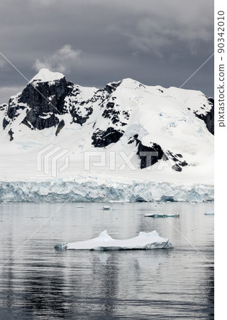 Cruising in Antarctica - Fairytale landscape 90342010