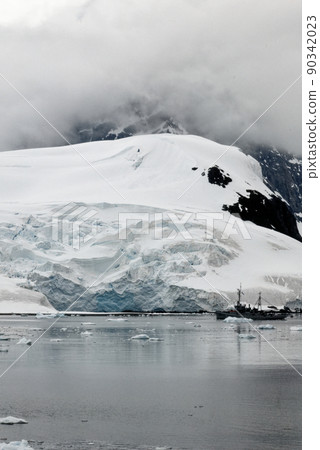 Cruising in Antarctica - Fairytale landscape 90342023
