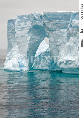 Antartica - Tabular Iceberg in Bransfield Strait Antartica - Tabular Iceberg in Bransfield Strait 90344153