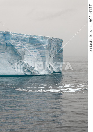 Antartica - Tabular Iceberg in Bransfield Strait Antartica - Tabular Iceberg in Bransfield Strait 90344157