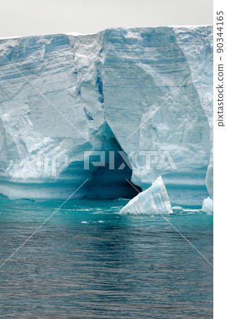 Antartica - Tabular Iceberg in Bransfield Strait 90344165