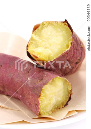 Beni Yukan Beni Yuka Beni Haruka Ibaraki Prefecture Roasted Sweet Potato Folded in two cross section 90344589