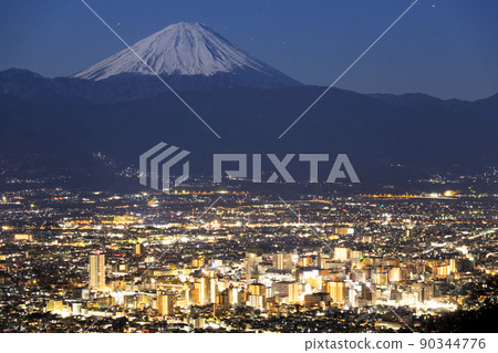 富士山和甲府市夜景 90344776