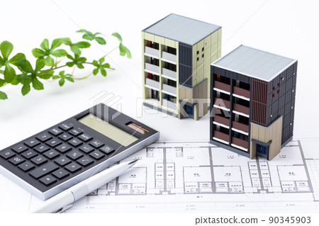 公寓房屋圖(平面圖)、房屋和計算器 公寓房屋圖(平面圖)、房屋和計算器 90345903