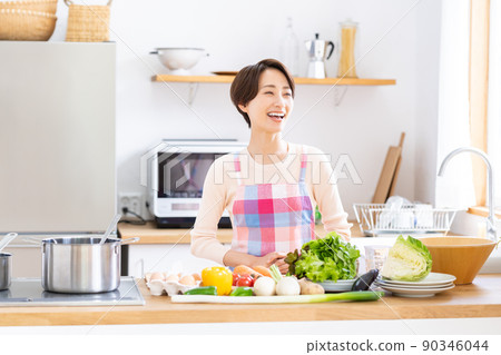 廚房裡的中年家庭主婦 廚房裡的中年家庭主婦 90346044