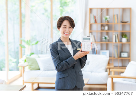 有計算器的房地產女商人 90347767