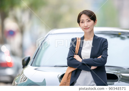 商務車路邊樹女人 商務車路邊樹女人 90348571