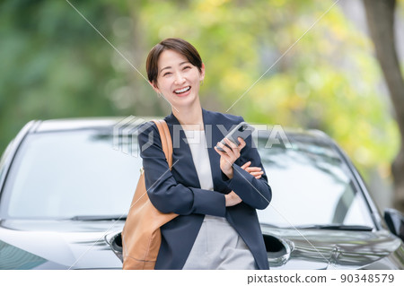 商務車路邊樹女人 90348579