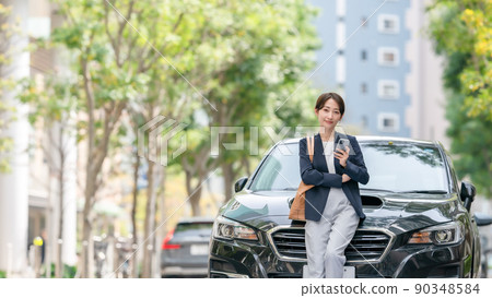 商務車路邊樹女人 商務車路邊樹女人 90348584