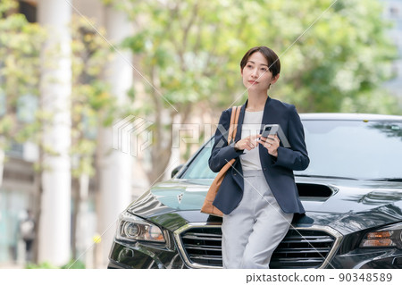 商務車路邊樹女人 商務車路邊樹女人 90348589