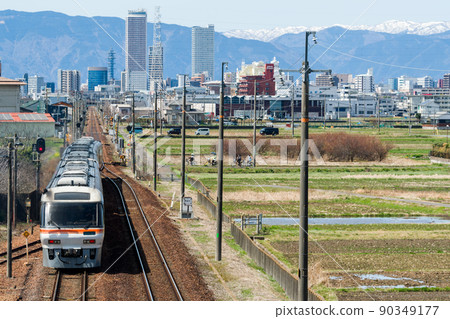[Takayama Line] Hida that passes through Nagamori Station 90349177