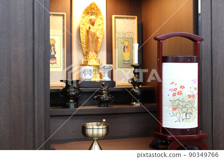 小佛壇 3 上第一個托盤的現代燈籠 90349766