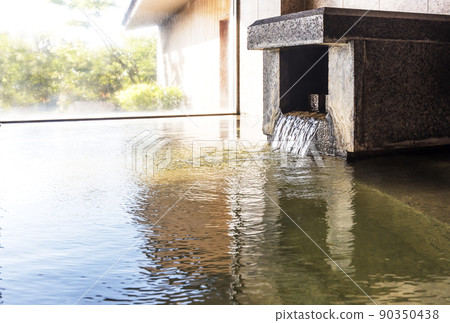 Hot spring image Flowing hot spring water Hot spring atmosphere Hot spring flowing steam and bathtub image material 90350438