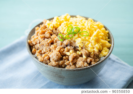 Two-color chicken soboro bowl 90350850