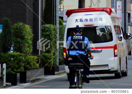 大阪十三、救護車和騎自行車的警察 90350861
