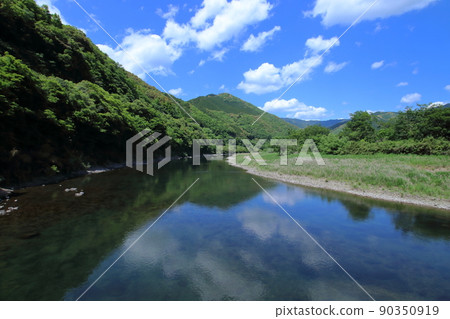 Seiryu Shimanto River Early Summer (Shimanto Town, Kochi Prefecture, Daiichi Mishima Bridge) 90350919