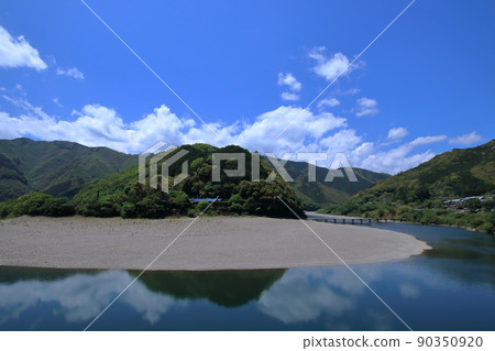 Iwama Submersible Bridge over the Shimanto River Early Summer (Shimanto City, Kochi Prefecture) 90350920