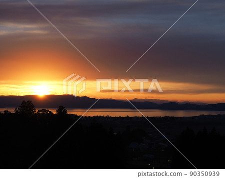 在豬苗代湖對岸的夕陽下,天空、雲彩,甚至湖面都被染成了橙色,美不勝收。 在豬苗代湖對岸的夕陽下,天空、雲彩,甚至湖面都被染成了橙色,美不勝收。 90350939