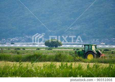Trucker and agricultural land (agricultural photo material) is Isahaya reclamation in Nagasaki Prefecture Trucker and agricultural land (agricultural photo material) is Isahaya reclamation in Nagasaki Prefecture 90351008