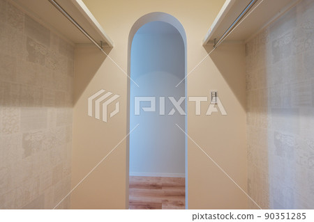Walk-in closet Walk-in closet 90351285
