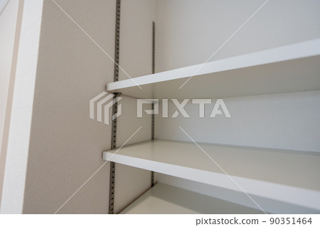 Movable closet shelves 90351464