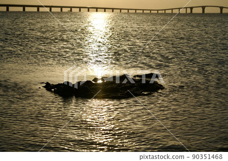 The sea of Miyakojima shining in the setting sun 90351468