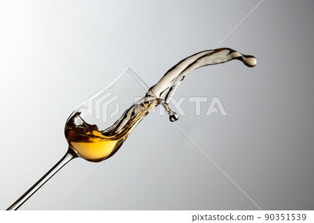 The drink spills out of the glass. 90351539