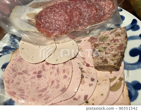 盤子上的意大利臘腸、熏火腿和沙鍋 盤子上的意大利臘腸、熏火腿和沙鍋 90351542