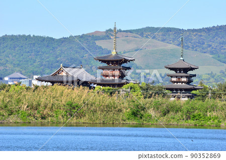 Spring scenery of Katsumada Pond 90352869