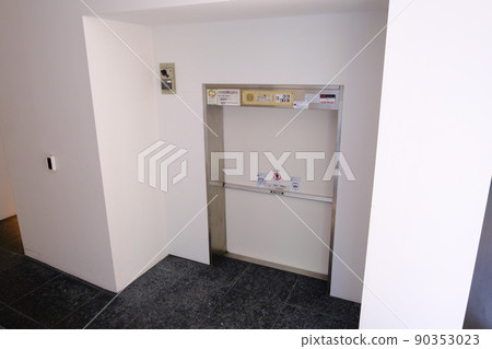 Elevator for serving 90353023