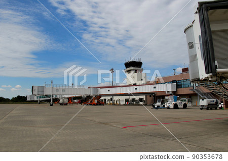 Move to the airport building by walking from the apron spot of Aomori Airport 90353678