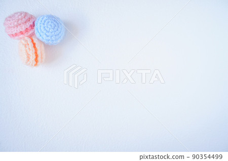 Amigurumi 杏仁餅和白色背景 90354499