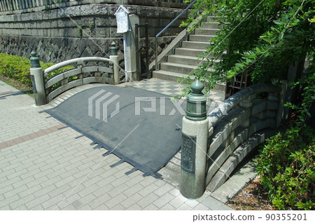 通往東京上野五條天神社的一座橋 通往東京上野五條天神社的一座橋 90355201