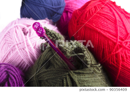 Knitting needles and balls of wool Knitting needles and balls of wool 90356409