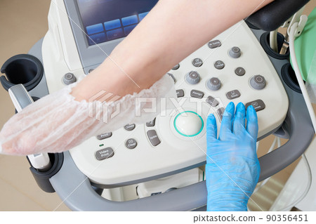 Cropped view of gynecologist and patient doing ultrasound scan Cropped view of gynecologist and patient doing ultrasound scan 90356451