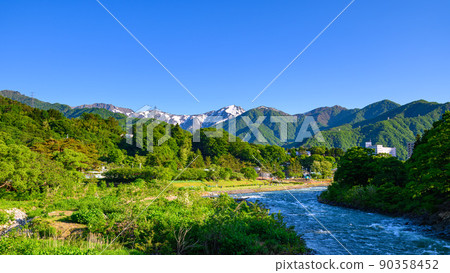 (Gunma Prefecture) Superb view of fresh green and blue sky / Mt. Tanigawa 90358452