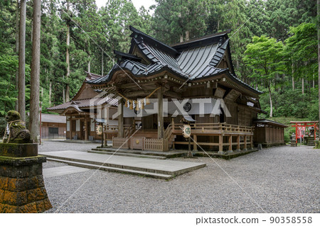 The front shrine of Oiwa Shrine, which stands surrounded by Osugi and others [at the foot of Mt. Oiwa] 90358558