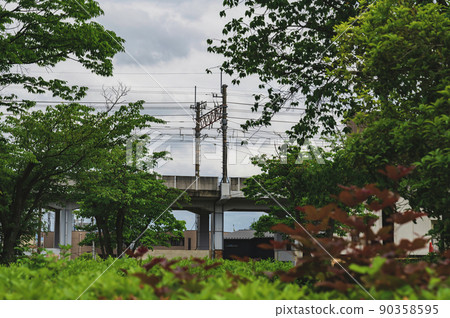 Elevated railway adjacent to the park 90358595