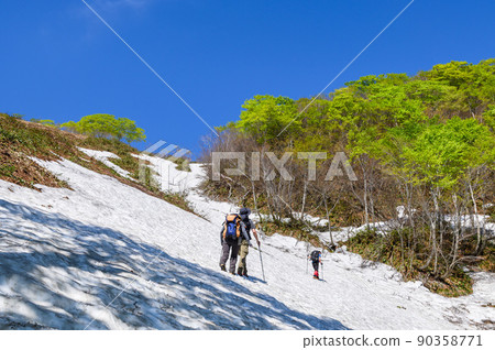 (Gunma Prefecture) Tanigawadake in early summer, blue sky and remaining snow 90358771