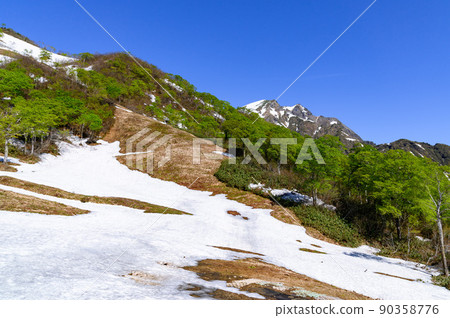 (Gunma Prefecture) Tanigawadake in early summer, blue sky and remaining snow 90358776