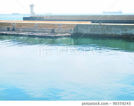 Vessels navigating the Akashi Strait [horizontal composition] 90359243