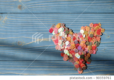 花形亮片珠子放置在心形中 花形亮片珠子放置在心形中 90359761