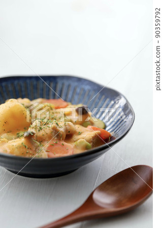 番茄奶油燉菜,配上大量蔬菜和雞肉 番茄奶油燉菜,配上大量蔬菜和雞肉 90359792