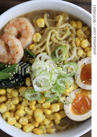 中粗麵條、配菜豐富的自製味噌拉麵 90359881